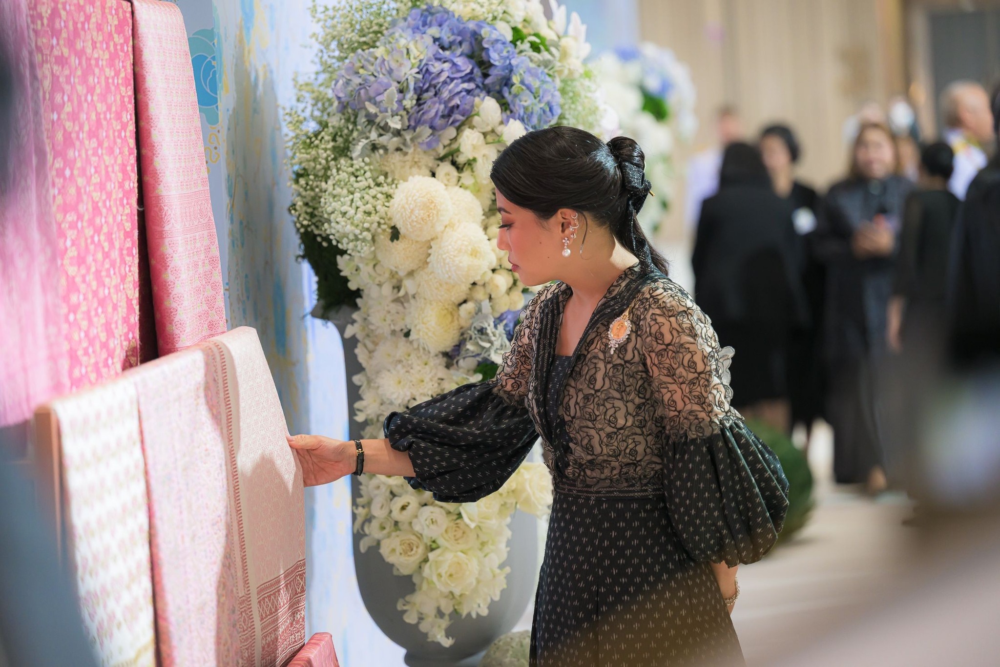 สมเด็จพระเจ้าลูกเธอ เจ้าฟ้าสิริวัณณวรี นารีรัตนราชกัญญา พระราชทานพระดํารัสให้แก่ผู้เข้าร่วมการประกวดและผู้เข้าเฝ้าฯเนื่องในโอกาสเสด็จเป็นองค์ประธานการประกวดผ้าลายพระราชทาน “ผ้าลายสิริราชพัสตราภรณ์” และงานหัตถกรรม รอบตัดสิน ระดับประเทศ (Final) ประจำปี 2568 เมื่อวันที่ 31 ตุลาคม 2568 ณ สุราลัยฮอลล์ ชั้น 7 ศูนย์การค้าไอคอนสยาม เขตคลองสาน กรุงเทพฯ