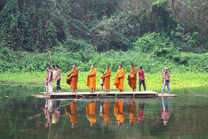 **"ตลาดโอ๊ะป่อย"** ตลาดเช้าริมธารใน อ.สวนผึ้ง จ.ราชบุรี