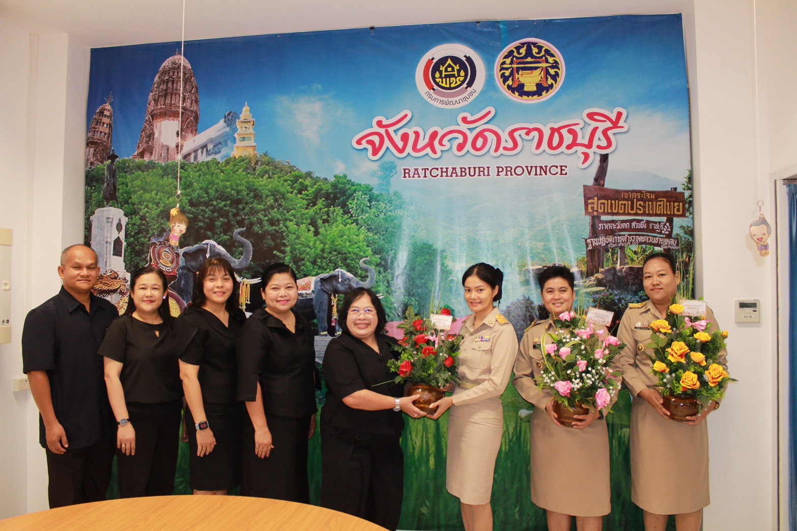 📣 สำนักงานพัฒนาชุมชนจังหวัดราชบุรี นำโดยนางทศมนพร พุทธจันทรา พัฒนาการจังหวัดราชบุรี พร้อมด้วยผู้อำนวยการกลุ่มงานทุกกลุ่มงาน และเจ้าหน้าที่สำนักงานพัฒนาชุมชนจังหวัดราชบุรี ร่วมแสดงความยินดีและยินดีต้อนรับ