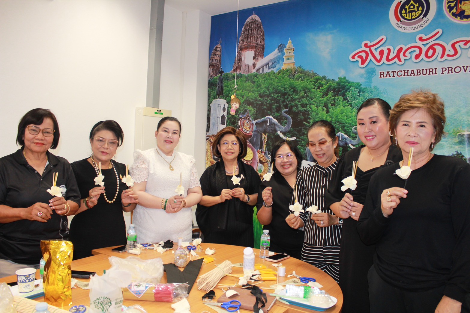 📣 พช.ราชบุรี ร่วมกับ กพสจ. ขับเคลื่อนโครงการประดิษฐ์ “ดอกไม้แห่งความจงรักภักดี ถวายพระพันปีหลวง”