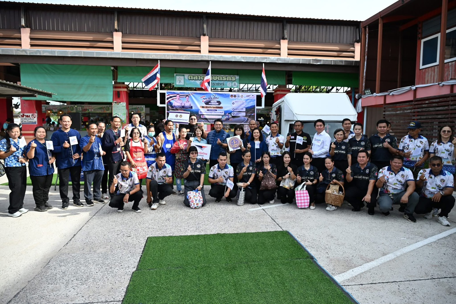 📣 พช.ราชบุรี ร่วมเปิดกิจกรรม (Kick-off) การจำหน่ายสินค้าภายใต้โครงการ "ไทยช่วยไทย ลดภาระค่าครองชีพ ผ่านเครือข่ายรถพุ่มพวง"