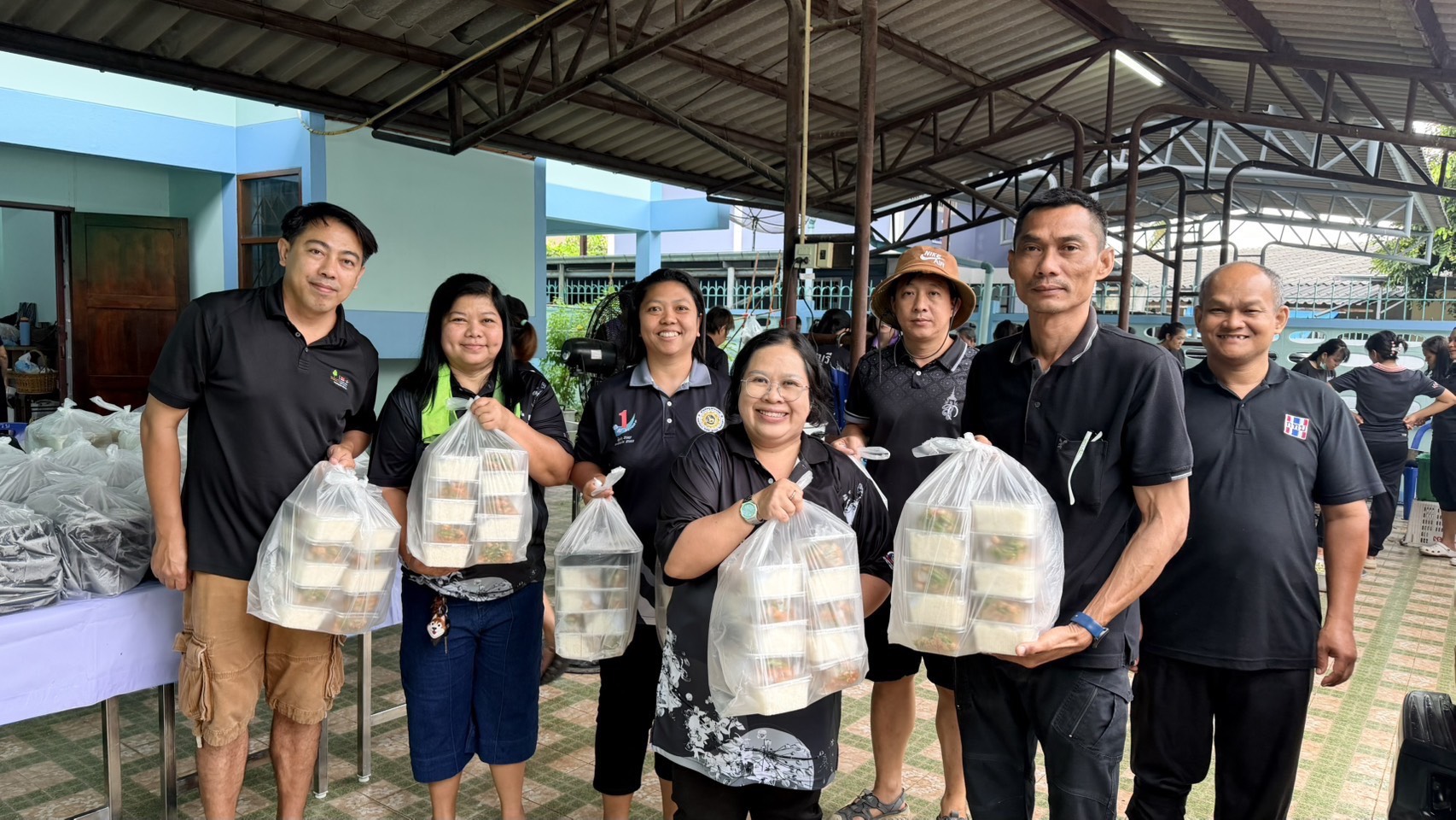 📣 พช.ราชบุรี เดินหน้าส่งต่อความห่วงใย จัดทำข้าวกล่องกว่า 2,500 กล่อง ช่วยเหลือผู้ประสบภัย