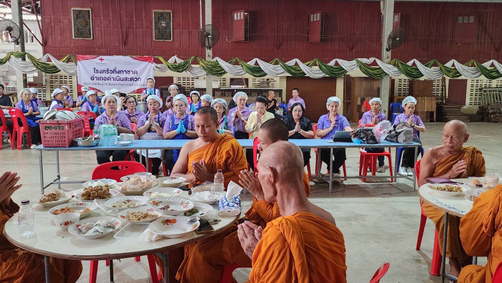 📣 พช.ราชบุรี รวมพลังโรงครัวกิ่งกาชาดดำเนินสะดวก ส่งต่อความห่วงใยถึงผู้ประสบภัย